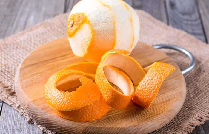 Vỏ cam chứa nhiều vitamin C nên nó là tuyệt chiêu trong việc chăm sóc da. Bạn có thể tự làm mặt nạ bằng cách trộn 1 muỗng canh bột vỏ cam với 3 muỗng canh sữa rồi đắp lên mặt trong 10-15 phút. Sau đấy, lau rửa thật sạch các vùng da đắp mặt nạ đó. Ảnh Beauty &amp; Health Tips.