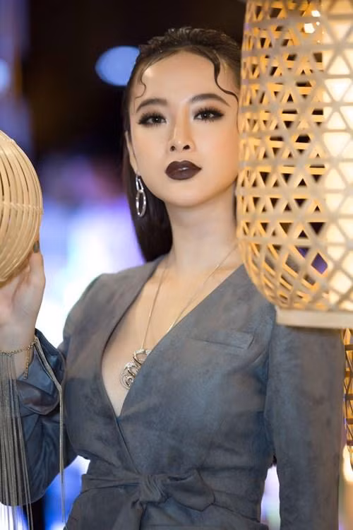 Phụ kiện vòng cổ trị giá 1 tỷ đồng khiến nữ hoàng thảm đỏ Angela Phương Trinh trở thành tâm điểm chú ý tại sự kiện. Ảnh: Saostar.