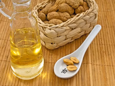 Dầu đậu phộng. Ảnh: Sakura. Trong lạc có chứa rất nhiều Protein và axit oleic, axit linoleic...đều là những thành phần rất tốt cho cơ thể. Đặc biệt cách dưỡng chất này sẽ không bị phân hủy dù ở nhiệt độ cao. Bởi vậy chúng ta có thể sử dụng loại dầu này để chiên, rán, xào… Dầu thực vật Là hỗn hợp của nhiều loại dầu tinh chế khác nhau, loại dầu này cũng có thể nấu ở nhiệt độ cao nên rất phù hợp cho việc chiên, xào... Muốn các món chiên rán được giòn vàng bạn nên sử dụng dầu thực vật để chế biến. Trong dầu động vật có rất nhiều axit béo no, có hại cho sức khỏe. Vì vậy thay vì sử dụng mỡ động vật hay thay bằng các loại dầu thực vật. Dầu hạt cải Cũng giống dầu thực vật, dầu hạt cải có thể được sử dụng trong món salad. Dầu hạt cải có thể dùng được lâu và có thể sẽ bị hỏng nếu để trong vòng một năm. Bạn nên lưu trữ chúng ở nơi khô thoáng tránh xa bếp và lò nướng. Dầu bơ Dầu bơ rất dồi dào chất béo và có thể nấu ở nhiệt độ cao lên đến 500 độ vẫn giữ nguyên được chất dinh dưỡng của nó. Bạn có thể sử dụng dầu bơ cho các món chiên xào, quay, nướng hoặc làm salad. Loại dầu này không nhất thiết phải bảo quản trong tủ lạnh. Dầu hướng dương Dầu chưa tinh chế có tác dụng hơn và được hấp thu tốt hơn. Tuy nhiên loại dầu này không được khuyến khích để chiên nấu ở nhiệt độ cao, vì nó tạo ra các hợp chất độc hại.