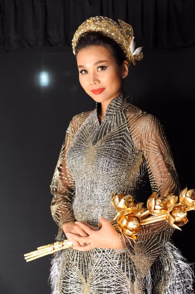 Điều khiến Thanh Hằng nổi bật hơn hẳn chính là phụ kiện mấn hơn 500 triệu và bó hoa sen tương đương 50 lượng vàng ròng trị giá 2,1 tỷ đồng. Ảnh: Zing.