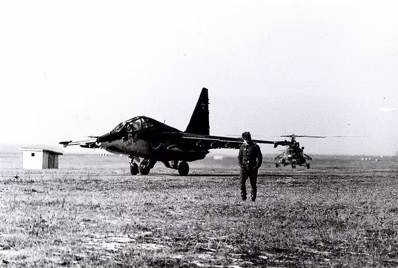 Hiện nay vẫn còn khoảng 60/92 chiếc Su-25 gồm cả phiên bản Su-25UB hai chỗ ngồi và Su-25UTG huấn luyện trên tàu sân bay vẫn còn trong Không quân Ukraine hiện đại. Nguồn ảnh: ER
