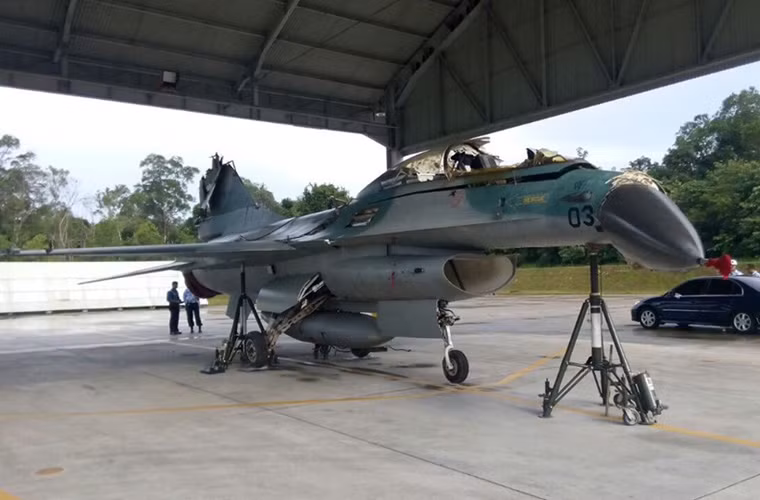 Chiếc F-16 gặp nạn vì mất phanh thuộc phiên bản F-16B hai chỗ ngồi – hai phi công đều trong tình trạng tốt. Trong ảnh có thể thấy, chiếc F-16B đã bị gãy cánh đuôi, gãy mũi gây hư hỏng anten radar, vỡ kính buồng lái chưa kể các hư hỏng khác có thể khiến chiếc máy bay này dừng hoạt động khá lâu để sửa chữa. Nguồn ảnh: Rappler