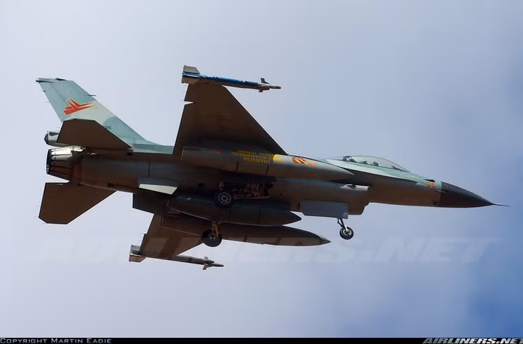 Phiên bản F-16C/D Block 50/52 được nâng cấp mạnh hệ thống dẫn đường với định vị GPS/INS, thay mới động cơ turbofan F100-PW-229, có khả năng triển khai tên lửa chống radar AGM-88 HARM, bom JDAM, tên lửa hành trình JSOW.... Nguồn ảnh: Airlines.net