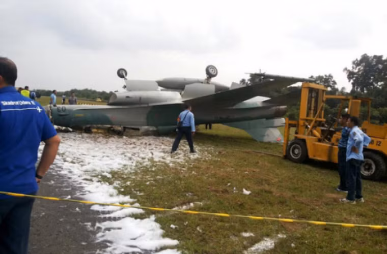 Chiều ngày 14/3, một chiếc tiêm kích F-16 của Không quân Indonesia đã gặp nạn trong quá trình hạ cánh xuống căn cứ không quân Roesmin Nurjadin (ở Pekanbaru, Riau). Nguồn ảnh: Rappler