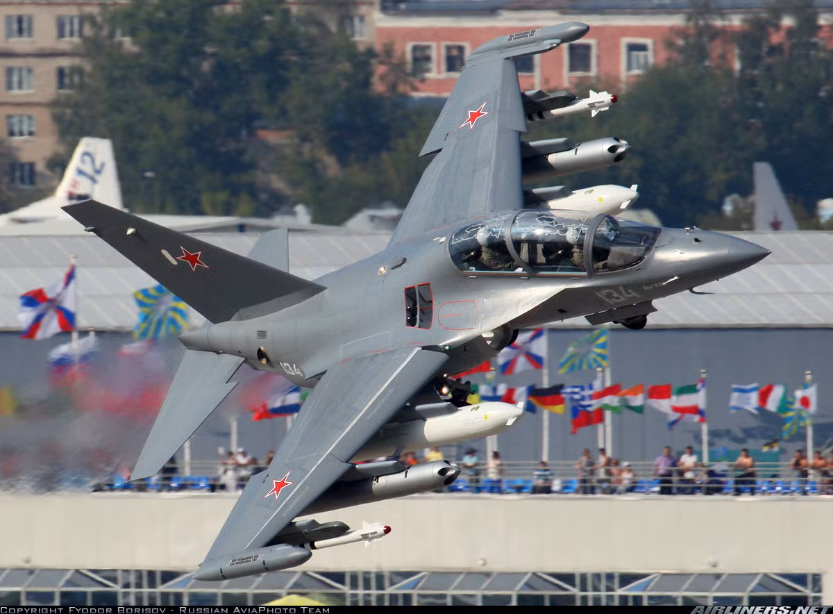 Những chiếc máy bay huấn luyện chiến đấu Yak-130 có thể mang tới 3 tấn vũ khí trên 9 giá treo (8 trên cánh và một dưới thân) gồm: tên lửa không đối không R-73, rocket 57-80mm, bom hàng không FAB-250/500. Nguồn ảnh: Airlines.net