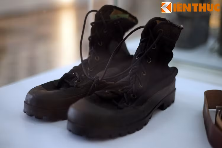Giầy đinh Thượng úy Đào Văn Chương sử dụng trong công tác, chiến đấu ở đường mòn Hồ Chí Minh thời kháng chiến chống Mỹ. Các hiện vật trong bài được giới thiệu trong một trưng bày chuyền đề về đường mòn Hồ Chí Minh - đường Trường Sơn tại Bảo tàng TP HCM.