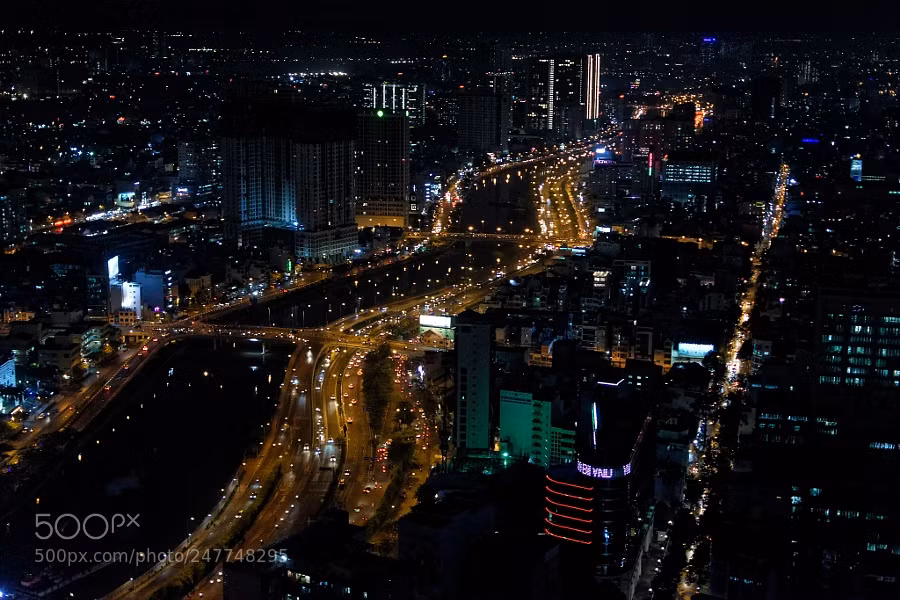 Kênh Bến Nghé buổi đêm huyền ảo như dải lụa đen đính kim tuyến. Ảnh: Joachim Stickel / 500px.com.