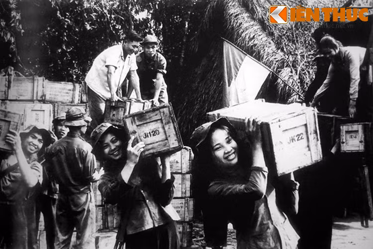 Vũ khí, đạn dược được các chiến sĩ bộ đội Trường Sơn chuyển đến tận tay các đơn vị chiến đấu trong Chiến dịch Đường 9 - Nam Lào. Ngày nay, đó là những thùng hàng cứu trợ được vận chuyển kịp thời cho nhân dân vùng lũ.