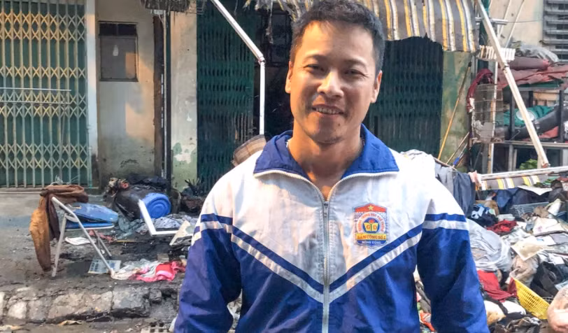 Anh Nam kể: "Phát hiện có 1 bé gái đang trên tầng, tôi đã tìm cách leo lên mái nhà lợp tôn của khu xưởng bên cạnh, cầm theo một chiếc bình cứu hoả. Quá trình leo lên khá khó khăn khi gờ tường của căn nhà lúc đó rất nóng, khói mù mịt gây khó thở". 