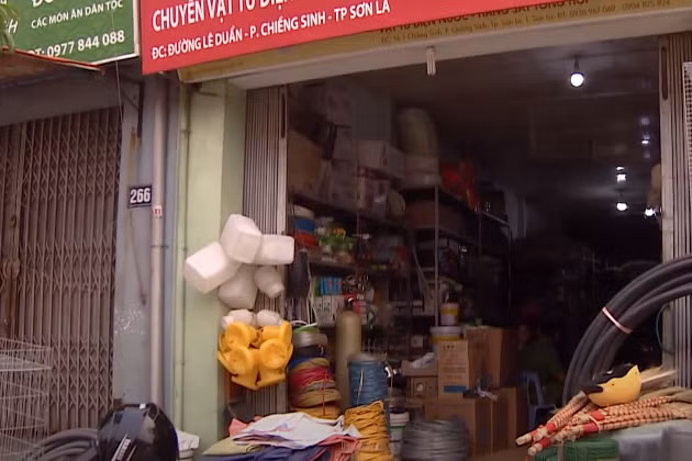 Nhận định việc rà soát các cửa hàng bán bao tải dứa giống như chiếc bao bọc thi thể nạn nhân sẽ là manh mối để tìm ra hung thủ gây án, trinh sát đã lập tức triển khai. Manh mối bắt đầu hé mở khi một cửa hàng kinh doanh vật liệu xây dựng trên địa bàn phường Chiềng Sinh, TP Sơn La xác nhận có bán bao tải dứa giống loại đựng tử thi vào ngày 15/1/2021.