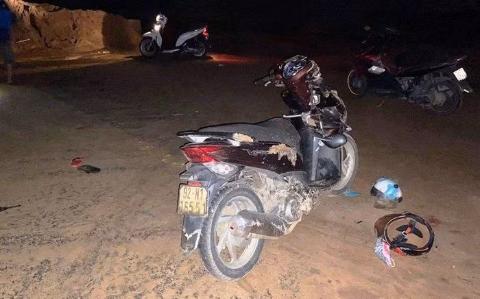  Xe máy tông vào đống cát giữa đường, vợ và con trai tử vong: Tối 9/1, anh Đ.N.T (ở huyện Núi Thành, Quảng Nam) điều khiển chiếc xe máy chở theo vợ là chị P.T.M.T và 2 con khi đến TP. Tam Kỳ thì xe bất ngờ tông vào đống cát cao khoảng 1,5 mét nằm chắn ngang giữa đường. Vụ tai nạn đã khiến chị T. và con trai tử vong. 
