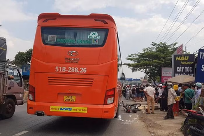 Nam sinh cấp 3 bị xe khách tông tử vong: Trưa 17/1, xe khách có logo nhà xe Phương Trang lưu thông hướng Nam-Bắc trên Quốc lộ 1 (đoạn qua xã Trung Hòa, huyện Trảng Bom, Đồng Nai) thì tài xế cho xe vượt phải va chạm xe máy do em Trần Đình Kiệt (17 tuổi, ngụ xã Trung Hòa) điều khiển khiến nạn nhân tử vong tại chỗ. Thời điểm này, nam sinh mới tan học đang trên đường về nhà.