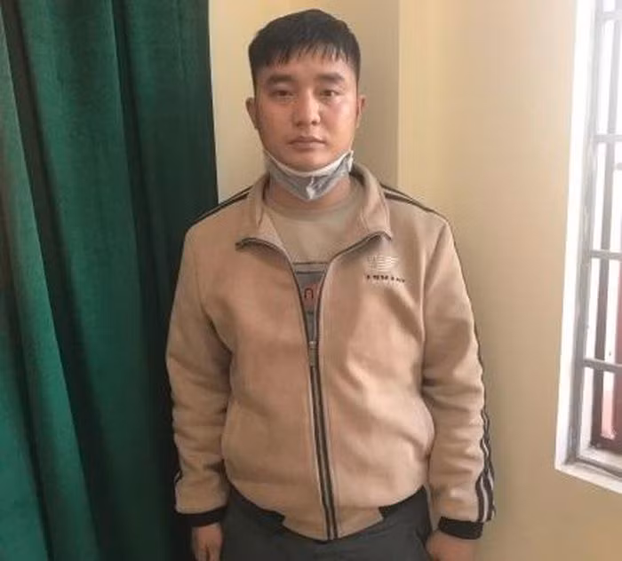  Làm giả "sổ đỏ" lừa đảo chiếm đoạt hàng trăm triệu đồng: Do cần tiền trả nợ nên Phạm Việt Cường (SN 1995, trú thị xã An Khê, tỉnh Gia Lai) đã lên mạng xã hội nhờ làm "sổ đỏ" giả sau đó chuyển nhượng lại diện tích đất cho một người dân để chiếm đoạt số tiền hơn 300 triệu. Ngày 16/1, Công an tỉnh Gia Lai cho biết đã khởi tố, bắt tạm giam Cường. 