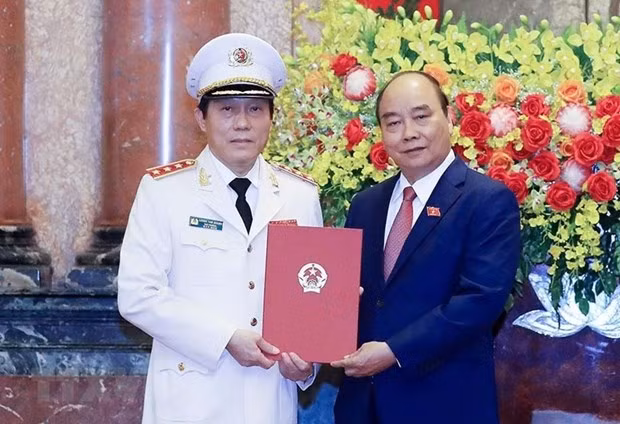 Thượng tướng Lương Tam Quang (SN 1965, quê Hưng Yên) được đào tạo tại Học viện An ninh nhân dân, đã đảm nhận nhiều chức vụ trong lĩnh vực an ninh. Ông giữ chức Phó chánh Văn phòng Bộ Công an từ năm 2012 đến 2017. Từ năm 2017 đến 2019, ông giữ chức Chánh Văn phòng Bộ Công an và lần lượt mang hàm Thiếu tướng, Trung tướng. (Ảnh: Chủ tịch nước Nguyễn Xuân Phúc trao Quyết định thăng cấp bậc hàm từ Trung tướng lên Thượng tướng đối với Thứ trưởng Bộ Công an Lương Tam Quang)