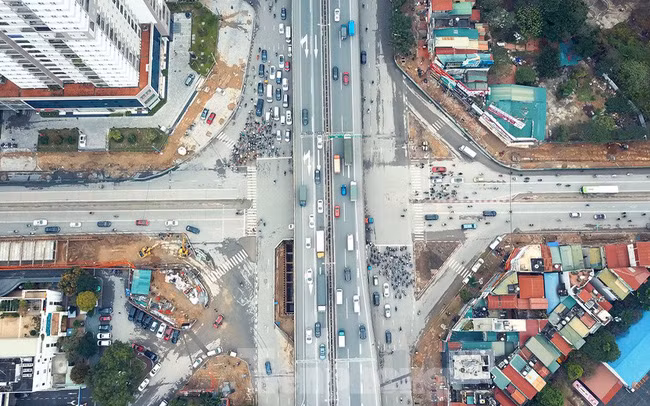  Hầm chui Lê Văn Lương - Khuất Duy Tiến được đầu tư gần 700 tỷ đồng, đang bước vào giai đoạn thi công hầm chính. Hầm kết cấu bằng bêtông cốt thép, dài 475 m. Trong đó phần hầm kín dài 95 m, hầm hở và gờ chắn dẫn vào hầm kín dài 380 m. Mỗi chiều hầm rộng 7,5 m, gồm 2 làn xe cơ giới. (Ảnh: Tiền Phong)