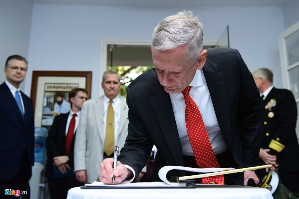 Ông Mattis đã gặp gỡ người đứng đầu cơ quan này tại Việt Nam, ghi lưu bút, tham quan gian trưng bày hiện vật chiến tranh và chụp ảnh kỷ niệm cùng cán bộ nhân viên DPAA. Trong ảnh, bộ trưởng Quốc phòng Mỹ ghi lưu bút tại Văn phòng DPAA ở Hà Nội.