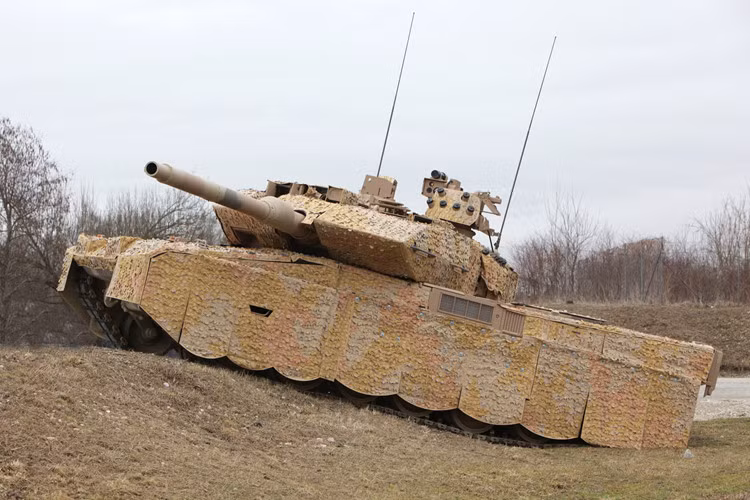 Để đảm bảo khả năng cơ động, nhà sản xuất đã lắp cho Leopard 2A7 động cơ diesel tăng áp MTU MB-837 Ka501 công suất 1.500 mã lực đảm bảo cho tốc độ tối đa của Leopard 2A7 đạt 72 km/h và tầm hoạt động 450 km. (Ảnh: goodfon)