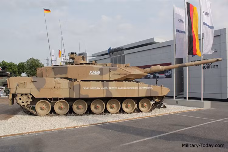  Sức mạnh hỏa lực của Leopard 2A7 nằm ở khẩu pháo nòng trơn Rheinmetall 120 mm / L55 – loại pháo tăng tốt nhất trong dòng Leopard 2, có độ chính xác và tầm bắn xa hơn các phiên bản cũ. (Ảnh: Military-Today)