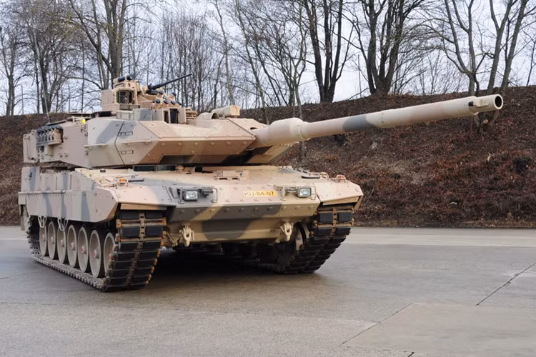 Leopard 2A7 cũng được trang bị 1 súng máy đồng trục cỡ 7,62mm và 1 súng máy cỡ 12,7mm được gắn vào giá điều khiển từ xa cho phép xạ thủ có thể khai hỏa từ trong xe. (Ảnh: kmweg)