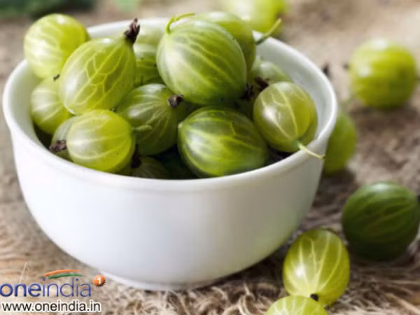 Lá cây Amla. Loại thảo dược này rất giàu vitaminC và các chất dinh dưỡng lành mạnh, có thể giúp giảm huyết áp cao bằng cách giảm mật độ và độ dày của máu, tăng cường sức khỏe động mạch. 