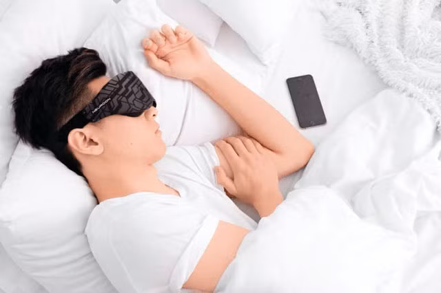 Không mặc quần áo quá chật khi đi ngủ. Trong lúc ngủ nếu bạn mặc đồ ngủ hoặc phụ trang bên trong quá dày, quá chật sẽ làm cho hệ thống tuần hoàn máu khó lưu thông, có thể sinh ra tai biến, hoặc dễ gặp những cơn ác mộng, như người ta nói là bị “bóng đè”, như vậy sáng hôm sau sẽ rất uể oải khi thức dậy. Cho nên, thường người ta khuyên phụ nữ không nên mặc đồ nịt ngực khi đi ngủ.