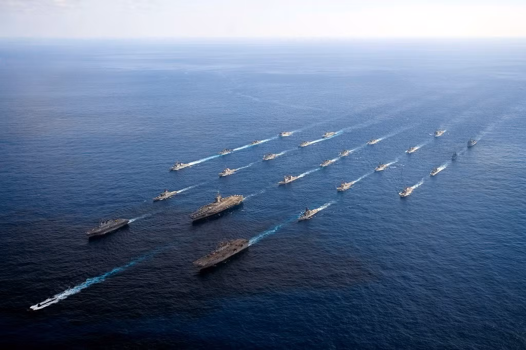 Theo Liên đoàn các nhà khoa học Mỹ, chi phí mỗi tàu sân bay Nimitz khoảng 4-5 tỷ USD. Chúng là những tài sản giá trị cao, lại dễ bị tổn thương nên không bao giờ được phép rời cảng một mình. Mỗi lần tiến ra biển, Nimitz luôn được hộ tống bởi đội tàu chiến hùng hậu.