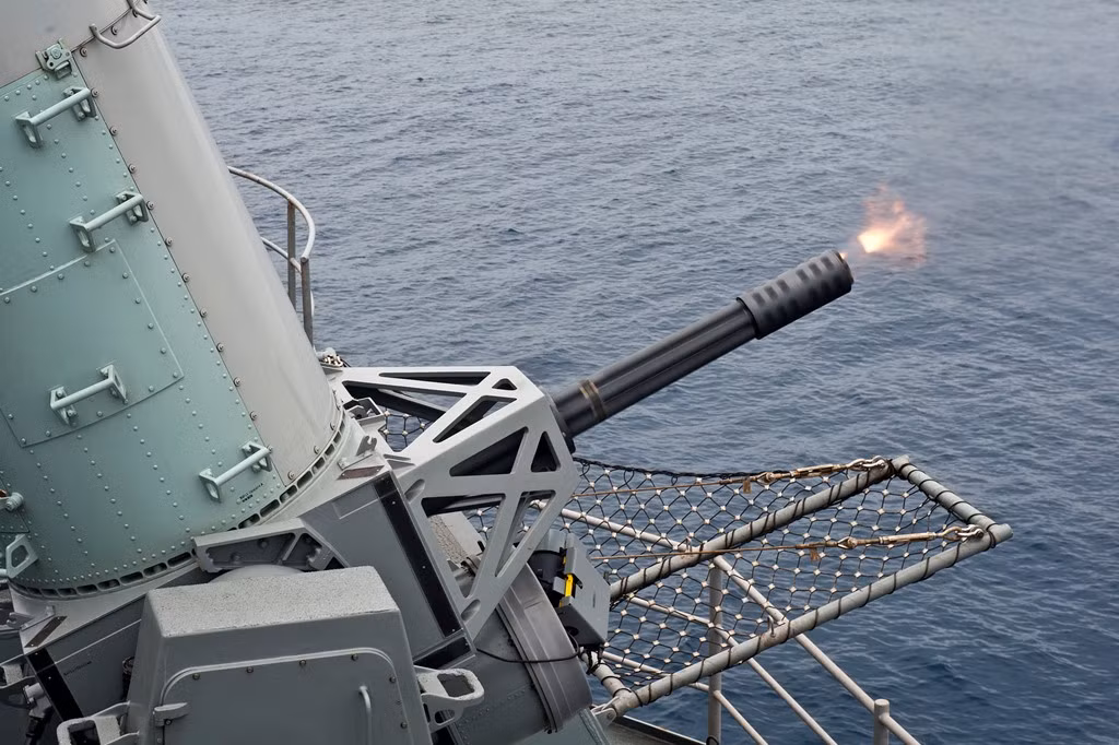 Hỗ trợ cho RIM-7 là 4 hệ thống phòng thủ tầm cực gần Mk15 Phalanx CIWS lắp pháo 6 nòng 20 mm. Phalanx sẽ đánh chặn các tên lửa chống hạm hay vũ khí dẫn đường khác nhắm vào tàu sân bay.