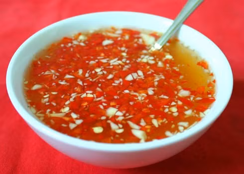 Pha nước trộn gỏi theo tỉ lệ 1 muỗng canh nước chanh thì pha với 1 muỗng canh đường + 1 muỗng canh nước mắm + 1 muỗng cafe dấm. Cho thêm tỏi ớt băm vào quậy lên rồi nếm thấy mặn ngọt chua vừa phải là được. Nước mắm nhớ cho từ từ vào sau cùng để dễ kiểm soát vị mặn.