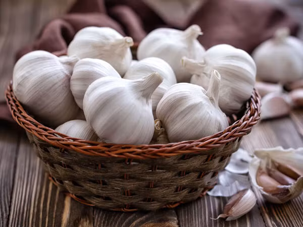 Lấy tỏi chà sát lên răng. Tỏi có chứa florua, allicin giúp lớp ngà răng được phục hồi và bảo vệ chống lại những kích thích từ bên ngoài như đồ lạnh, cay… Tỏi sống thái lát để ngoài 5 phút, sau đó chà xát vào răng trong ba phút, làm ba lần một ngày.