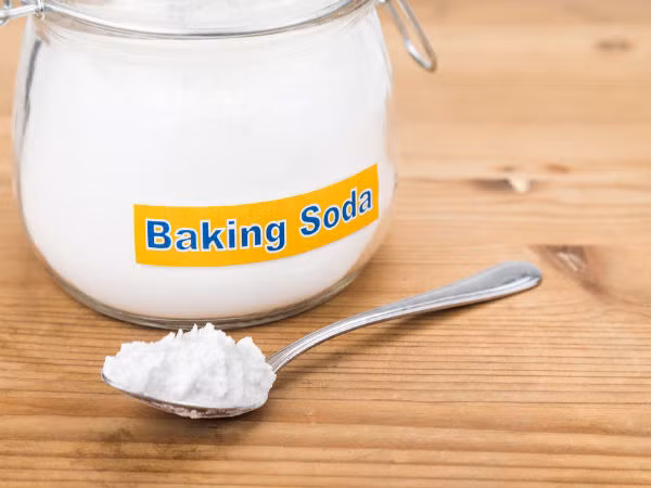 Baking soda. Súc miệng bằng baking soda pha với nước cũng giúp cân bằng độ pH và làm giảm sự nhạy cảm cho răng.