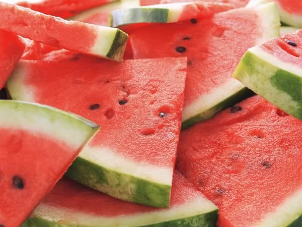 Dưa hấu là loại quả làm mát tự nhiên giúp hạ nhiệt cơ thể. Ngoài ra, nó còn chứa lycopene nhiều hơn cà chua 40%, đây là loại quả chống nắng tự nhiên tuyệt vời. 