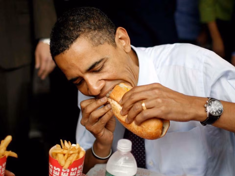 Bánh Sandwiches là lựa chọn tuyệt vời, lúc nào ông Obama cũng có thể ăn được loại bánh kẹp thịt bình dân này. Tuy nhiên, ông không thích dùng sốt Mayonnaise. Ông rất ghét các loại nước sốt và chỉ thích ăn những thứ thật nhạt.