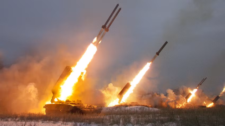 Trên thế giới có nhiều hệ thống hỏa lực phóng loạt, ví dụ, pháo phản lực HIMARS trên xe M142 (Mỹ), nhưng tất cả đều chỉ bọc thép hạng nhẹ và được thiết kế để khai hỏa từ vị trí được bảo vệ. Trong khi đó, TOS-1A ngắm bắn trực diện nhờ có đủ hệ thống điều khiển hỏa lực bao gồm máy đo cự ly laser và máy tính đạn đạo, sở hữu giáp hạng nặng của tăng T-72 với động cơ diesel 840 mã lực (630 kW). Các hệ thống tương tự thường sử dụng đạn nổ phá thông thường hoặc đạn chùm, trong khi TOS-1A dùng đạn cháy của các tổ hợp Smerch và Uragan. TOS-1A được trang bị 2 loại đạn gồm đạn chứa chất gây cháy và đầu đạn sử dụng chất nổ thermobaric - thường được sử dụng để chế tạo bom chân không (fuel-air explosive).