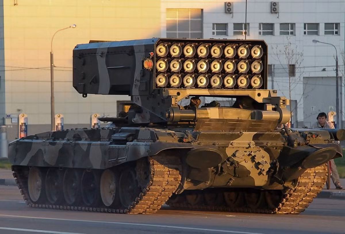 TOS-1A có khối lượng 46 tấn, dài 6,86m, rộng 3,46m, cao 2,6m, cỡ nòng 220mm, số ống phóng 24, tốc độ bắn 24 ống/12s, tầm bắn tối đa 6km, kíp xe 3 thành viên, tốc độ tối đa 65km/h, tầm hoạt động 550km. Đạn TOS-1A gồm hai kiểu: MO.1.01.04 và MO.1.01.04M với chiều dài lần lượt là 3,3 và 3,7m; nặng 173 và 217kg. Tổ hợp pháo được bảo vệ bởi súng phóng lựu khói dạng 4 ống 902G. Hệ thống này được hỗ trợ bởi xe cơ giới địa hình nạp đạn TZM-T có trang bị cần trục để vận chuyển đầy đủ 24 quả đạn để nạp lại. Việc tiếp đạn cho pháo phản lực TOS-1A diễn ra nhanh hơn nhiều so với các hệ thống phóng rocket truyền thống. TOS-1A có thể bắn từng quả một hoặc 2 quả cùng lúc và chỉ mất có 0,5 giây để khai hỏa; thời gian chuyển từ trạng thái hành quân sang trạng thái chiến đấu là 90 giây. Xe chở ống phóng được trang bị một lưỡi xúc phía dưới gầm trước để có thể tự đào công sự khi cần thiết.
