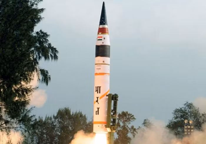 Ban đầu, tầng thứ nhất của Agni-II nặng tới 32 tấn và dài 7,7m, trong khi tầng thứ 2 nặng 10 tấn và dài 3,3m.