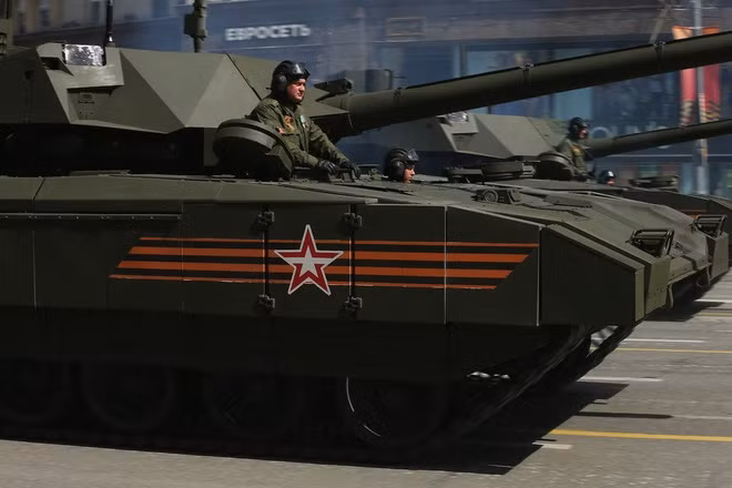 Vũ khí chính trên siêu xe tăng T-14 Armata hiện nay là pháo nòng trơn 2A82-1M cỡ nòng 125 mm, thay thế mẫu 2A46M5 125 mm trên xe tăng T-90A. Sơ tốc đầu nòng của 2A82-1M cao hơn 20% so với pháo Rheinmetall 120 mm L/55 tối tân của Đức, loại pháo tăng được đánh giá là tốt nhất thế giới.