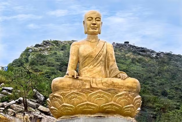 Năm 1301, Thái thượng hoàng Trần Nhân Tông của Đại Việt nhận lời mời du ngoạn Chiêm Thành, được Chế Mân tiếp đãi nồng hậu. Ông ở lại trong cung điện Chiêm gần 9 tháng. Khi ra về, ông hứa gả con gái là Huyền Trân cho Chế Mân.