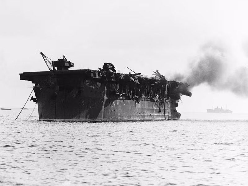 Vụ nổ diễn ra chỉ cách tàu sân bay USS Independence chỉ khoảng 1km, sóng rung chấn từ vụ nổ đã xé nát phần thành tàu của tàu sân bay Independence, thổi bay mất 1/2 kiến trúc thượng tầng của con tàu và khiến sàn tàu bị hỏng hoàn toàn. Nguồn ảnh: Flickr.