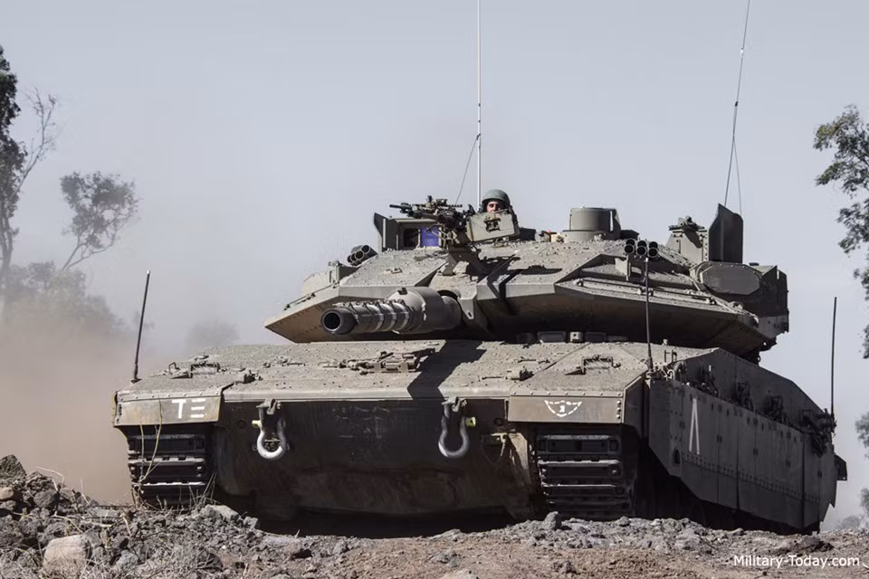 Phiên bản hiện đại nhất là Merkava IV được trang bị hệ thống phòng vệ chủ động Trophy có thể vô hiệu hóa vũ khí chống tăng, kết hợp với giáp composite đưa nó trở thành một trong những xe tăng được bảo vệ tốt nhất thế giới. Merkava IV được lắp pháo nòng trơn 120 mm, súng máy đồng trục 7,62 mm, đại liên 12,7 mm và cối 60 mm. Ảnh: Military Today.