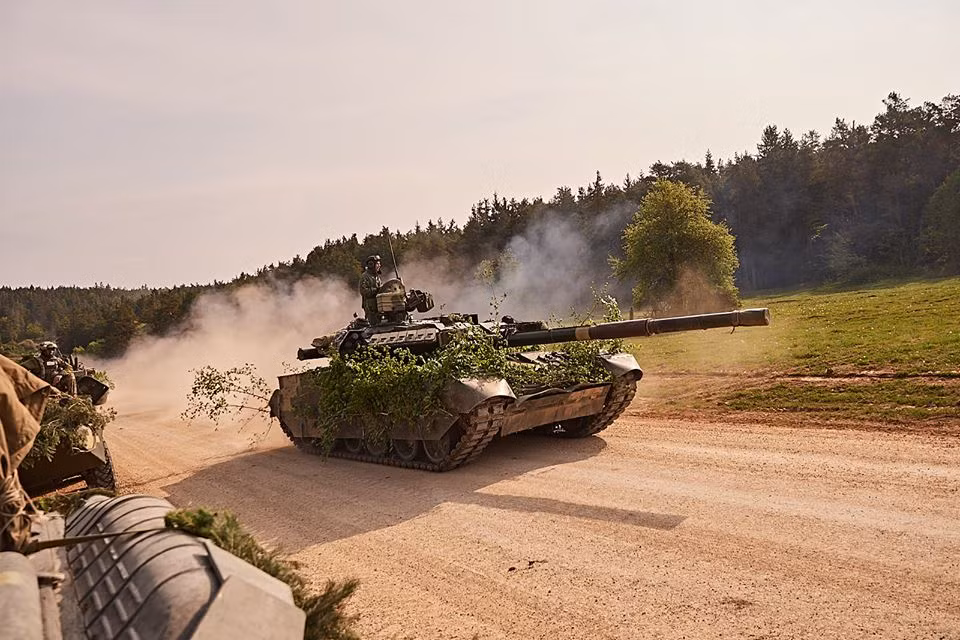 Xe tăng T-84 của Ukraine tiến quân tấn công một công sự mô phỏng có sự phòng thủ của xe tăng "quân đỏ''. Nguồn ảnh: Sina.