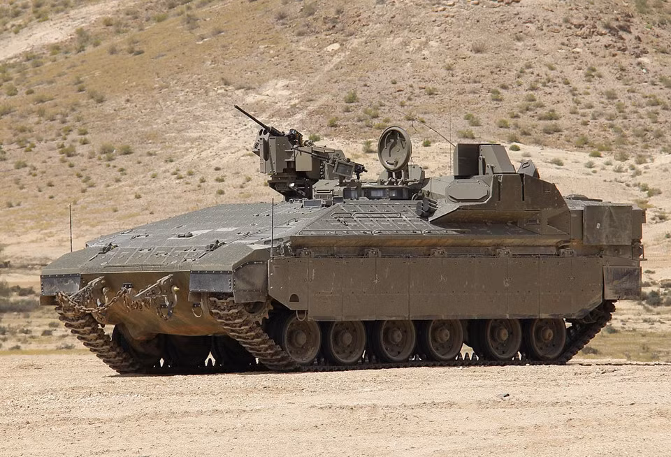 Xe bọc thép chở quân (APC) Namer: Israel là quốc gia có số dân khiêm tốn, do đó, họ tập trung vào việc nâng cao khả năng bảo vệ ê kíp chiến đấu trên chiến trường. Đó là lý do dẫn tới sự phát triển của Namer. APC này được phát triển trên khung gầm xe tăng Merkava IV đưa nó trở thành xe bọc thép chở quân nặng nhất thế giới. Ảnh: Wikipedia.