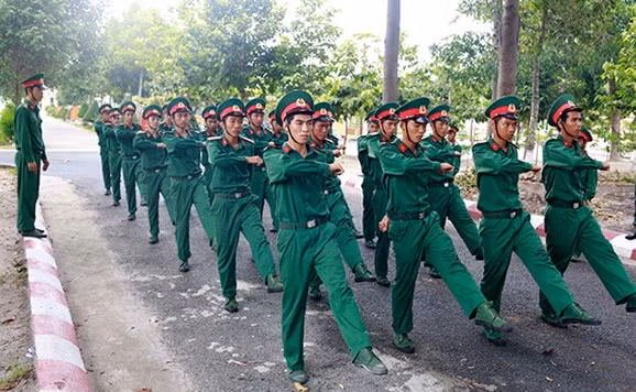 Trong khuôn viên đơn vị, trên thao trường... không khí luyện tập hăng say và nghiêm túc. Mỗi cán bộ, chiến sĩ mới Trung đoàn 1 đều hiểu rõ niềm vinh dự và trách nhiệm của bản thân khi đang được tiếp bước cha anh trong đơn vị có lịch sử và truyền thống hào hùng của Quân đội nhân dân Việt Nam với 3 lần được phong tặng danh hiệu Anh hùng LLVT nhân dân.