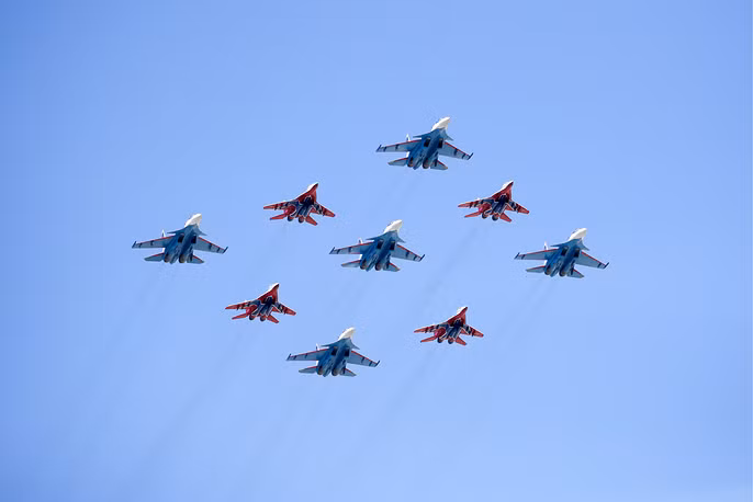 Phi đội gồm các máy bay chiến đấu Su-30SM của đội bay trình diễn Những "Hiệp sĩ Nga" và các máy bay MiG-29 của đội bay trình diễn "Chim Yến" bay qua Quảng Trường Đỏ. Nguồn ảnh: TASS.
