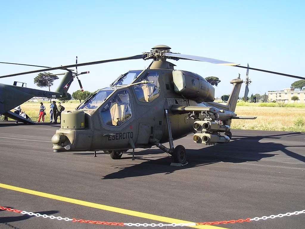 Dưới sự cho phép của Italia và hãng sản xuất Mangusta là AgustaWestland, Thổ Nhĩ Kỳ đã phát triển một bản trực thăng chiến đấu tương tự đó là loại TAI/AgustaWestland T129 để trang bị cho quân đội nước này. Nguồn ảnh: Wiki.