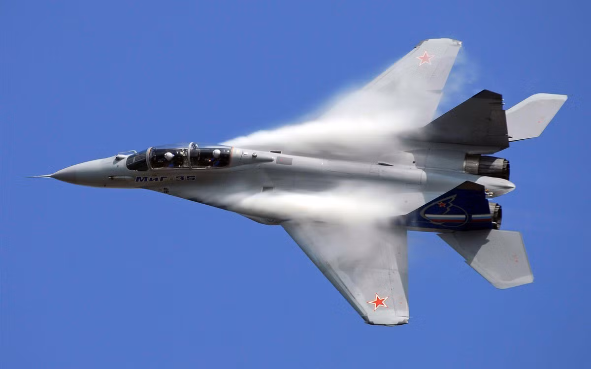 Khả năng mang vác của MiG-35 cũng được nâng cấp đáng kể so với MiG-29, nhưng chi phí vận hành lại được giảm đi rất nhiều. Cụ thể, các kỹ sư Nga khẳng định chi phí cho mỗi giờ bay của MiG-35 thấp hơn 2,5 lần so với chi phí vận hành của MiG-29. Nguồn ảnh: Airforce.