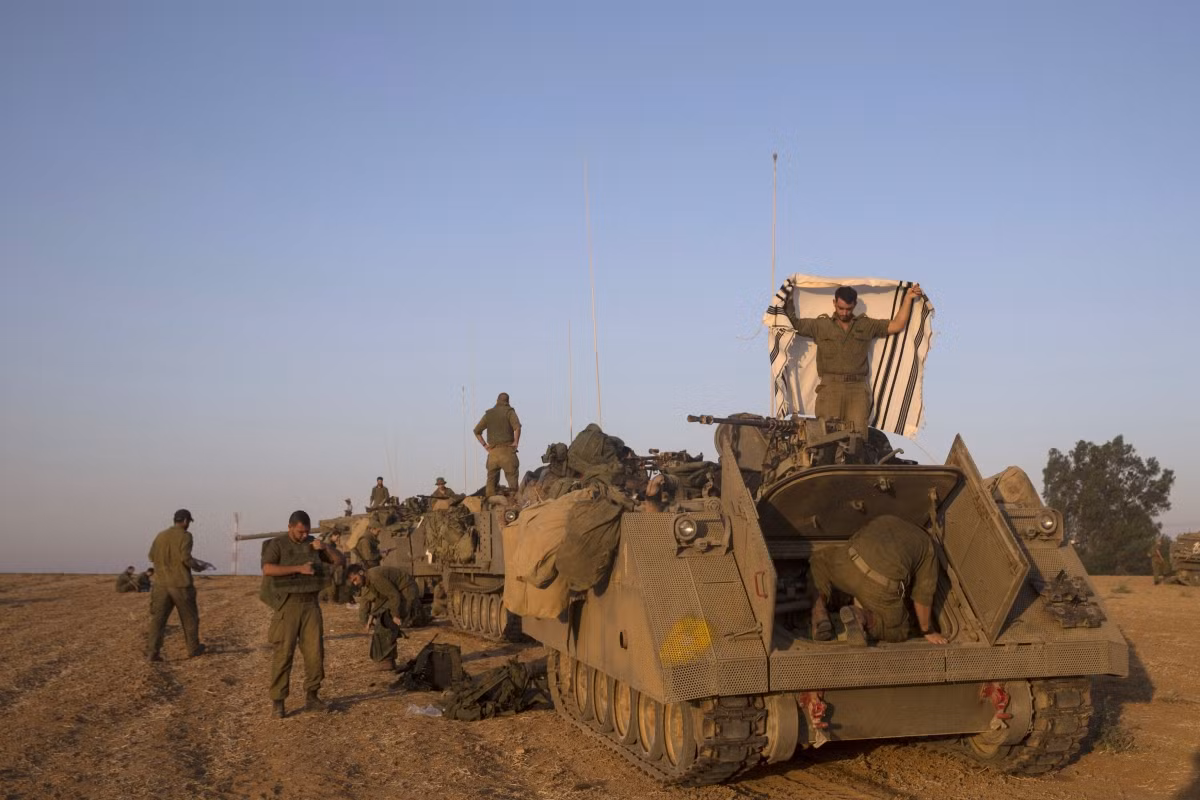 Thậm chí, quân đội Israel không chỉ thu vũ khí mà còn khuyến khích binh lính tự động giao nộp cả ủng, mũ bảo hộ, túi ngủ và bộ quân phục chịu lạnh - những thứ mà binh lính khi ra quân thường cầm về nhà "làm kỷ niệm". Nguồn ảnh: Armo.