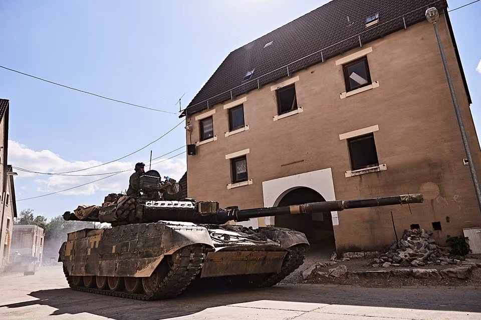 Chưa hết, các xe tăng M1 Abrams của Mỹ không những bị đánh bại bởi T-84 một cách dễ dàng mà các lực lượng vũ trang khác của Ukraine cũng có thể tới đích với tổn thất thấp nhất có thể. Nguồn ảnh: Sina.