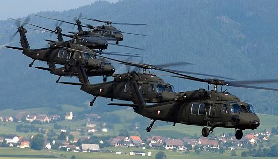Có giá khoảng 21 triệu USD cho mỗi chiếc, trực thăng BlackHawk của Mỹ được xếp vào loại trực thăng đa dụng, nó có thể vận tải người, hàng hóa hoặc đóng vai trò như một trạm chỉ huy trên không hoặc trực thăng cứu hộ. Nguồn ảnh: Helicopter.