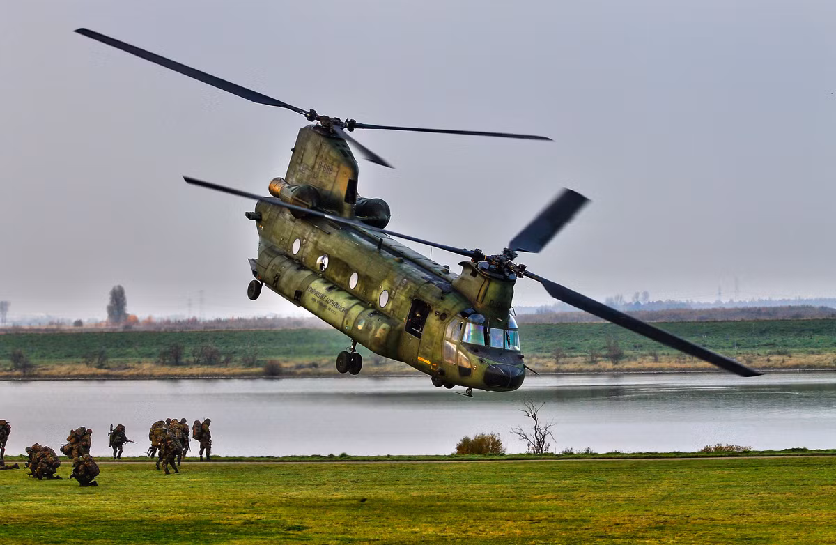 Ở hạng cân nặng hơn, các trực thăng CH-47 với giá 35 triệu USD mỗi chiếc cũng được coi là một trong những loại trực thăng vận tải hạng nặng phổ biến nhất hiện nay. Nguồn ảnh: Military.