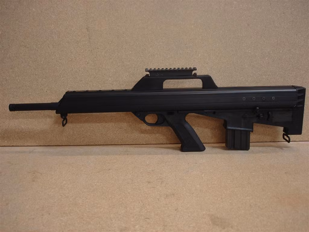 Được thiết kế năm 1992 bởi Bushmaster Firearms International, khẩu súng bullpup (thiết kế súng có cả bộ khóa nòng và hộp đạn đều được lắp phía sau cò súng) này đã từng được nhiều người coi là tiêu chuẩn cho những khẩu súng trường tấn công trong tương lai của quân đội Mỹ dù rằng bản thân Bushmaster M17S lại không hề phù hợp với tiêu chuẩn đó. Nguồn ảnh: Armlist.